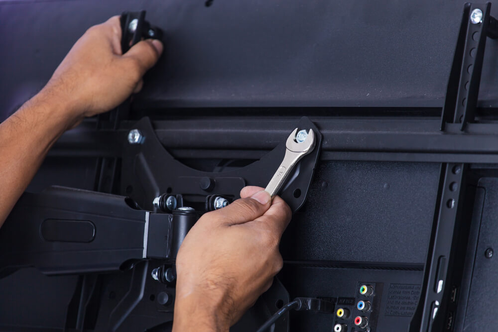 3 Top Benefits of a Full Motion TV Bracket